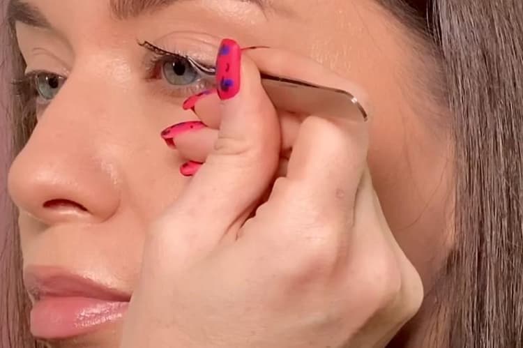 Как наклеить накладные ресницы