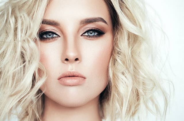 Как удачно сочетать различные причёски и макияж