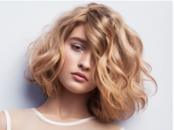 Пошагово делаем стильную укладку на утюжок с эффектом объема