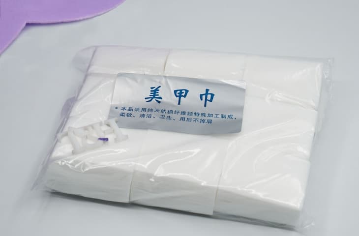 Салфетки безворсовые одноразовые для маникюра SF01 , мягкие 5,5 см x 4 см (500 шт в уп.) 