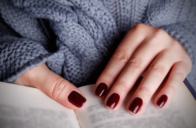 Однофазный гель лак: как сделать профессиональный маникюр в три раза быстрее